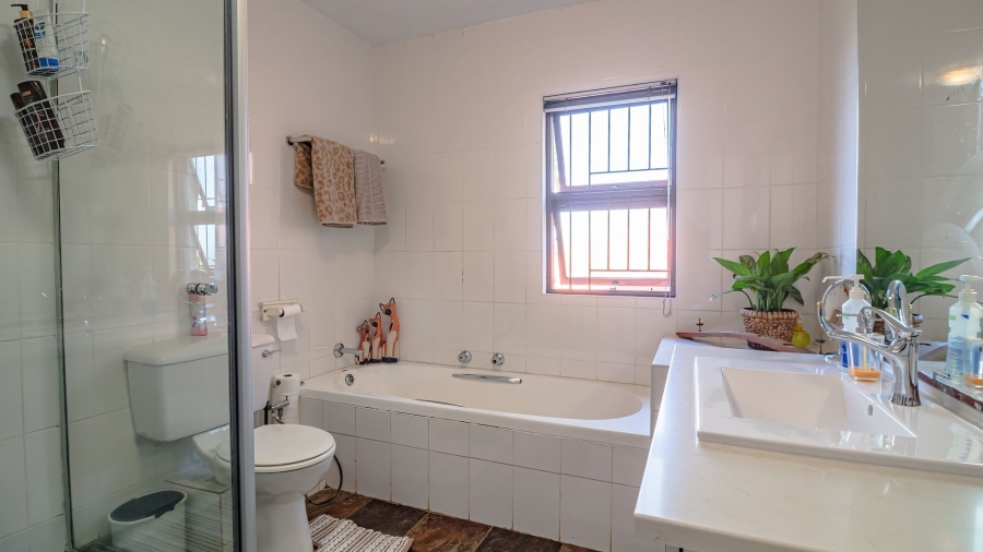 4 Bedroom Property for Sale in Bonza Bay Eastern Cape